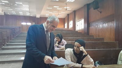 رئيس جامعة أسوان يتابع امتحانات طلاب ذوي الهمم بكليتي الآداب والتربية النوعية