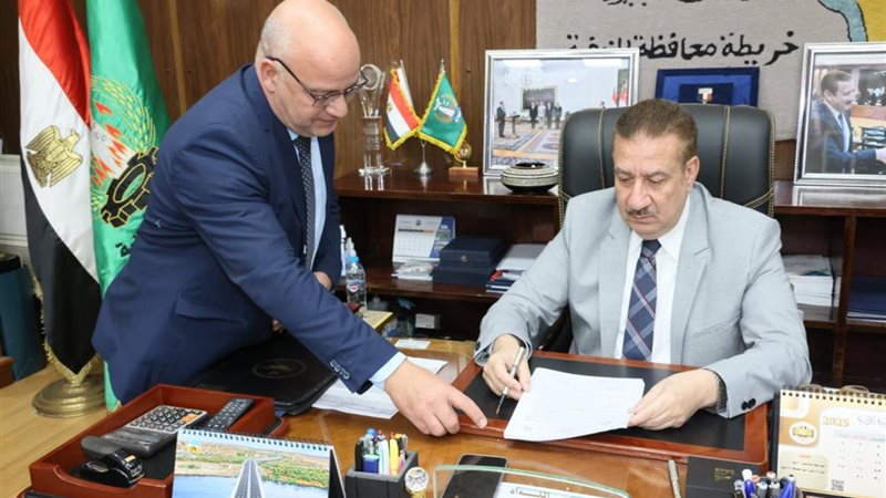 جانب من التوقيع على الإحالة 