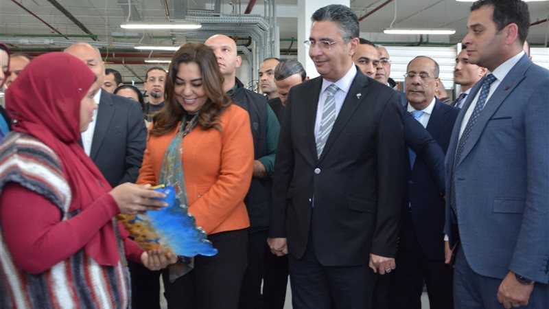 تفقد وزيرة التنمية المحلية لبازار القاهرة