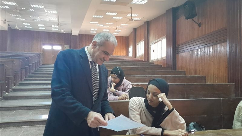 رئيس جامعة أسوان يتابع امتحانات طلاب ذوي الاحتياجات الخاصة