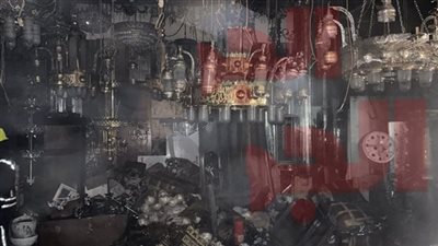 المعمل الجنائي يحقق في لغز حريق ضخم بالموسكي (صور)