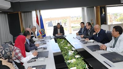 محافظ أسوان يبحث مع مجموعة المغربي للحلول البيئية دعم مياه الشرب بالمراكز