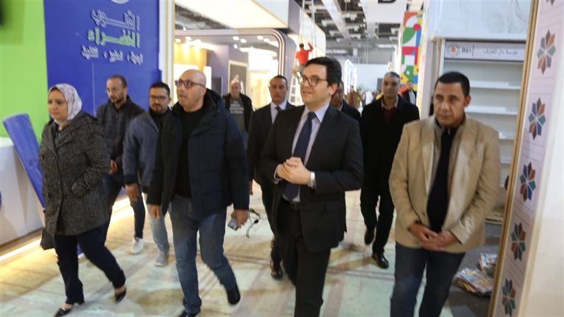  يتفقد التجهيزات النهائية لمعرض الكتاب 