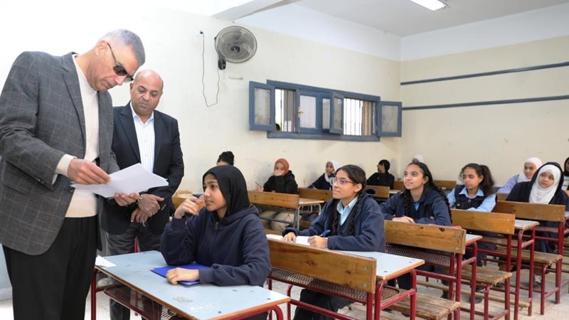 محافظ أسوان يتفقد لجان امتحانات الشهادة الاعدادية 