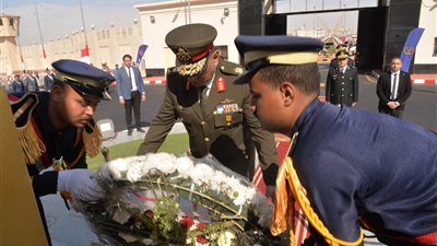 وضع إكليل الزهور على نصب شهداء الشرطة بمقر قوات الأمن بأسيوط