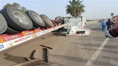 انقلاب مقطورة محملة بـ50 طن أعلاف أمام فندق بالهرم و تلفيات بـ6 سيارات 