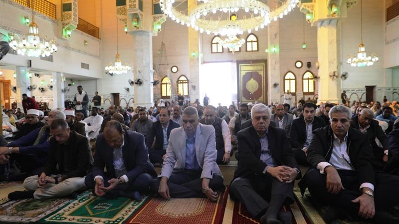 وزير التعليم العالى ومحافظ أسوان يؤدوا صلاة الجمعة 