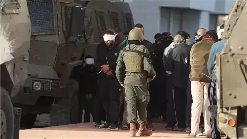 الاحتلال يعتقل عدد من الفلسطينيين