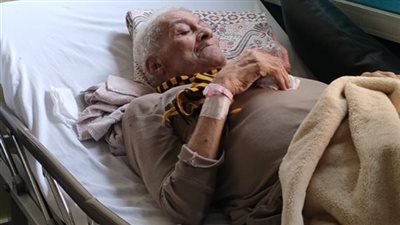 نجل الفنان صالح العويل لـ «الجمهور»: النقابة لم تتواصل معنا بعد نقل والدي للمستشفى