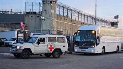 الصليب الأحمر في طريقه إلى سجن عوفر لاستلام الدفعة الثانية من الأسرى الفلسطينيين