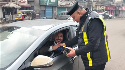 ضباط مرور المحلة الكبرى ينشرون التوعية المرورية احتفالاً بالعيد الـ73 للشرطة