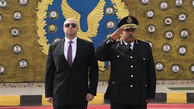 محافظ بني سويف يضع إكليلًا من الزهورعلى النصب التذكاري احتفالًا بعيد الشرطة الـ73