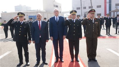 محافظ الغربية يضع إكليلا من الزهور على النصب التذكاري ويكرم أسر شهداء الشرطة 
