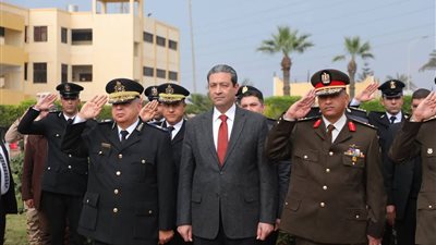 احتفالاً بالعيد الـ 73.. محافظ دمياط يضع إكليل الزهور على النصب التذكاري لشهداء الشرطة 