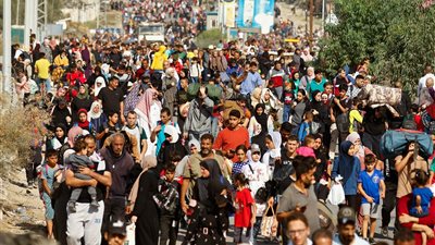 تجمع الآلاف في جنوب قطاع غزة تزامنًا مع إغلاق الاحتلال الطرق المؤدية للشمال (فيديو)
