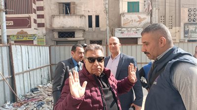 في وجوده، محافظ الدقهلية يستدعي اللوادر لرفع تجمعات القمامة في مساكن الجلاء