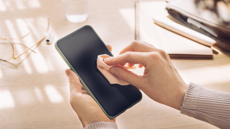 خطوات بسيطة لتنظيف هاتفك