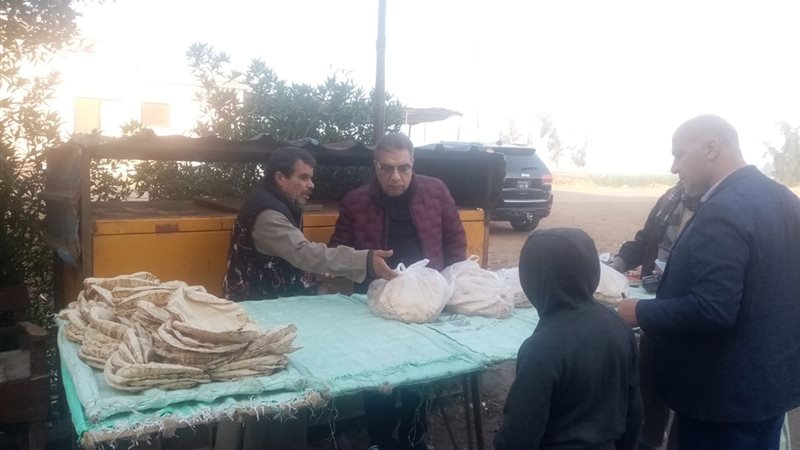 محافظ الدقهلية وسط المواطنين
