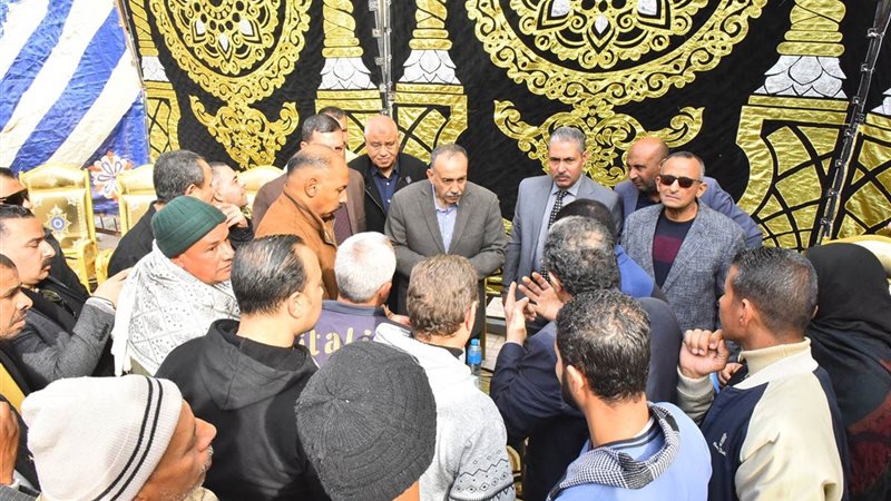 محافظ أسيوط يلتقي المواطنين لبحث مطالبهم