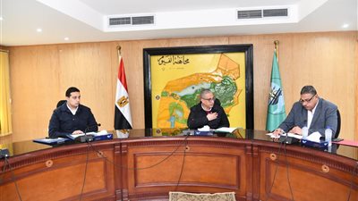 محافظ الفيوم يتابع معدلات الأداء بملفي التصالح وتقنين أراضي أملاك الدولة 