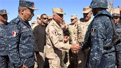 الفريق أول عبد المجيد صقر يتفقد قاعدة البحر الأحمر البحرية ويلتقى بعدد من المقاتلين