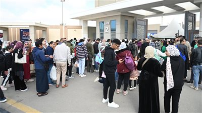 توافد الجمهور على معرض القاهرة الدولي للكتاب في رابع أيام فعالياته الثقافية