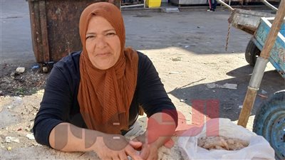 أم إسلام.. رمز الكفاح والعطاء في سوق السمك برأس البر