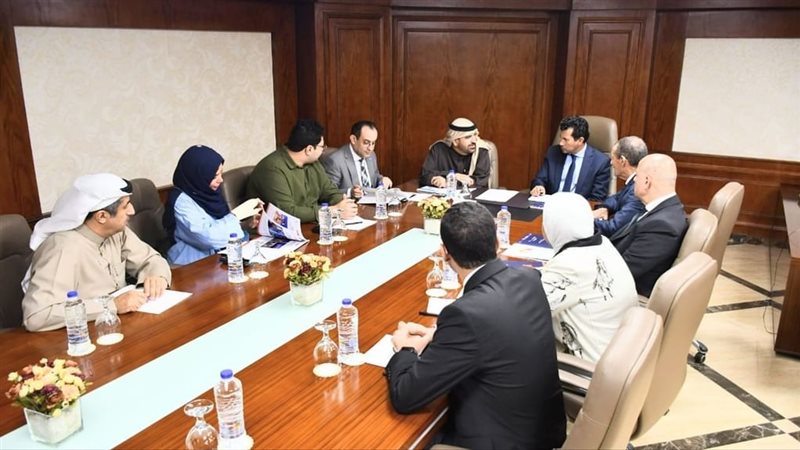 أشرف صبحي وزير الشباب والرياضة مع الدكتور جمال بن حويرب