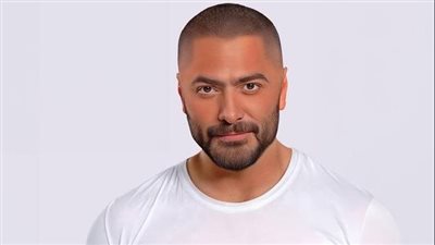 «انتي زي بنتي» .. تامر حسني يفاجئ الطالبة كارما بهدية رمزية أثناء زيارتها في منزلها