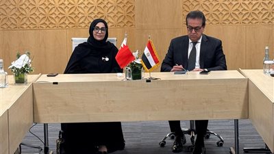 نائب رئيس مجلس الوزراء يلتقي وزيرة صحة البحرين لبحث تبادل الخبرات في القطاع الصحي