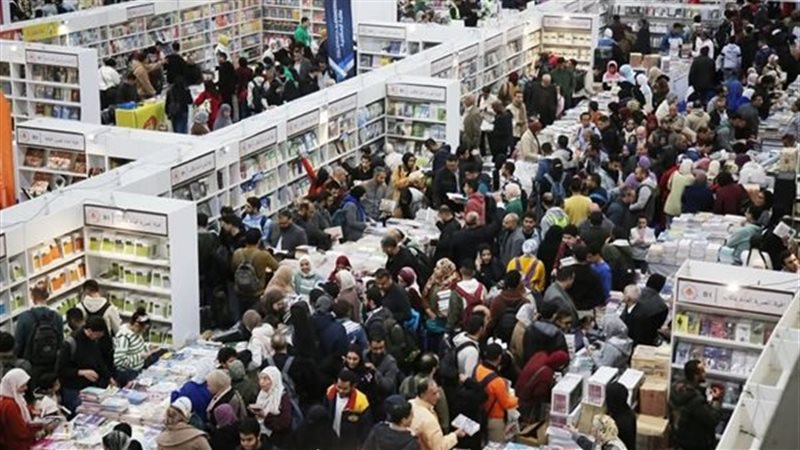 الإقبال الجماهيري على معرض الكتاب 