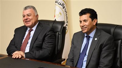 وزير الرياضة يلتقي مسؤولي جهاز مشروعات الخدمة الوطنية لمناقشة المشروعات الاستثمارية