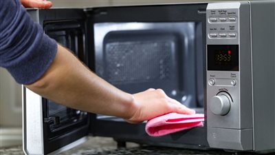 ودعي البقع الصعبة.. تنظيف الميكروويف في دقائق بأسهل طريقة