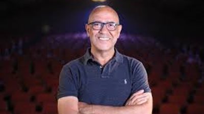 أشرف عبد الباقي يروج لمسرحيته الجديدة بطريقة مختلفة (فيديو)