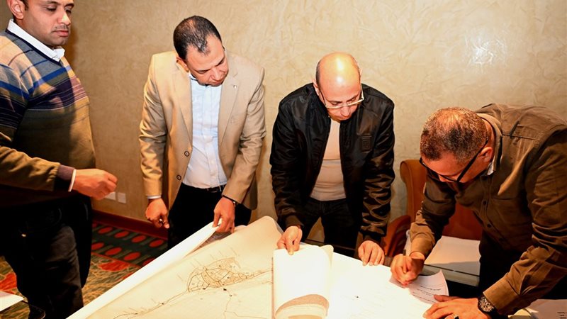 محافظ جنوب سيناء أثناء اعتماد المخطط الاستراتيجي لمدينة دهب