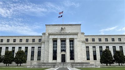 مجلس الفيدرالي الأمريكي يثبت سعر الفائدة لليلة واحدة