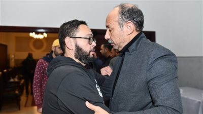 «أشرف زكي ورزق».. نجوم الفن يقدمون واجب العزاء في والدة أحمد فهيم