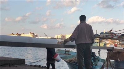 طريقة تحميل الثلج لحفظ الأسماك داخل مراكب الصيد من مدينة الفسفور بدمياط (صور وفيديو)