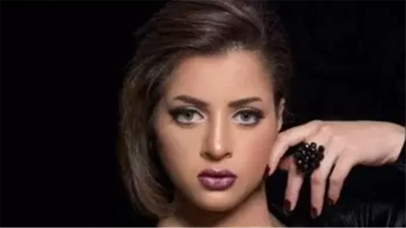 الفنانة منى فاروق