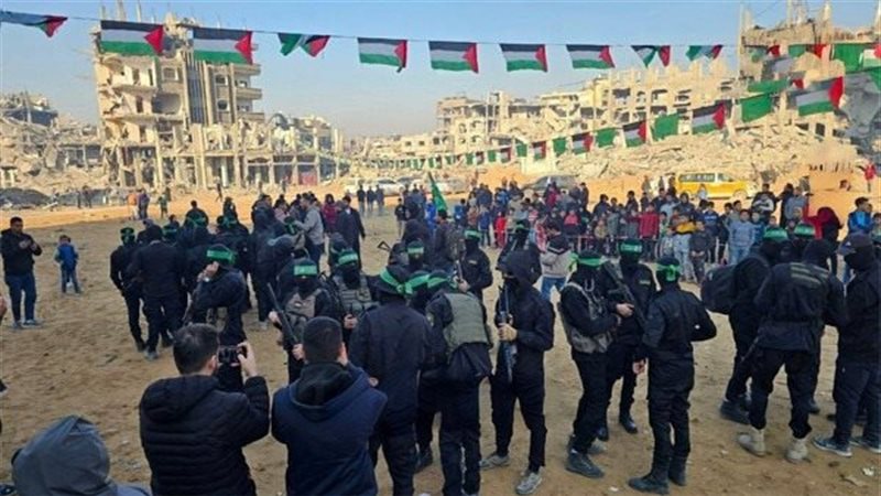 عناصر كتائب القسام في موقع تسليم المحتجزين