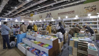إقبال كثيف على معرض القاهرة الدولي للكتاب في يومه الثامن