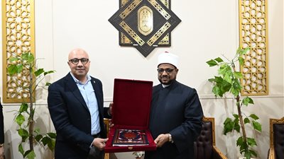 شيخ الأزهر يكرم رئيس هيئة الكتاب لدوره الثقافي البارز في معرض الكتاب