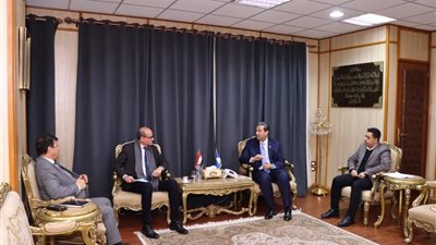 محافظ دمياط يبحث مع مستشار وزير المالية الفرص الاستثمارية بالمحافظة
