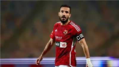 بقاء محتمل بعد تدخل الخطيب.. الأهلي يحدد مصير علي معلول خلال ساعات