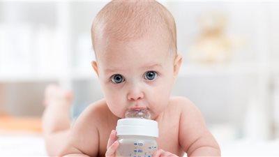 منها نقص صوديوم الدم.. اعرف أضرار شرب الماء على الرضع