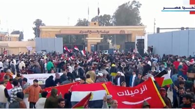 لا لتهجير الفلسطينيين.. الشعب المصري يتضامن مع غزة من أمام معبر رفح 
