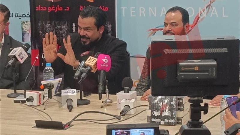 منذر ريحانة يوقع كتابه