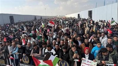 المصريون يحتشدون أمام معبر رفح تحت شعار «رفض التهجير» (صور)