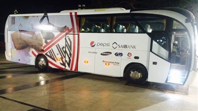 وصول حافلة الزمالك استعدادًا لمواجهة بيراميدز في قمة دوري نايل