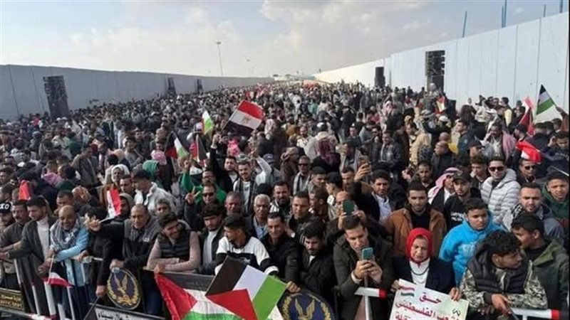 المصريون يحتشدون أمام معبر رفح